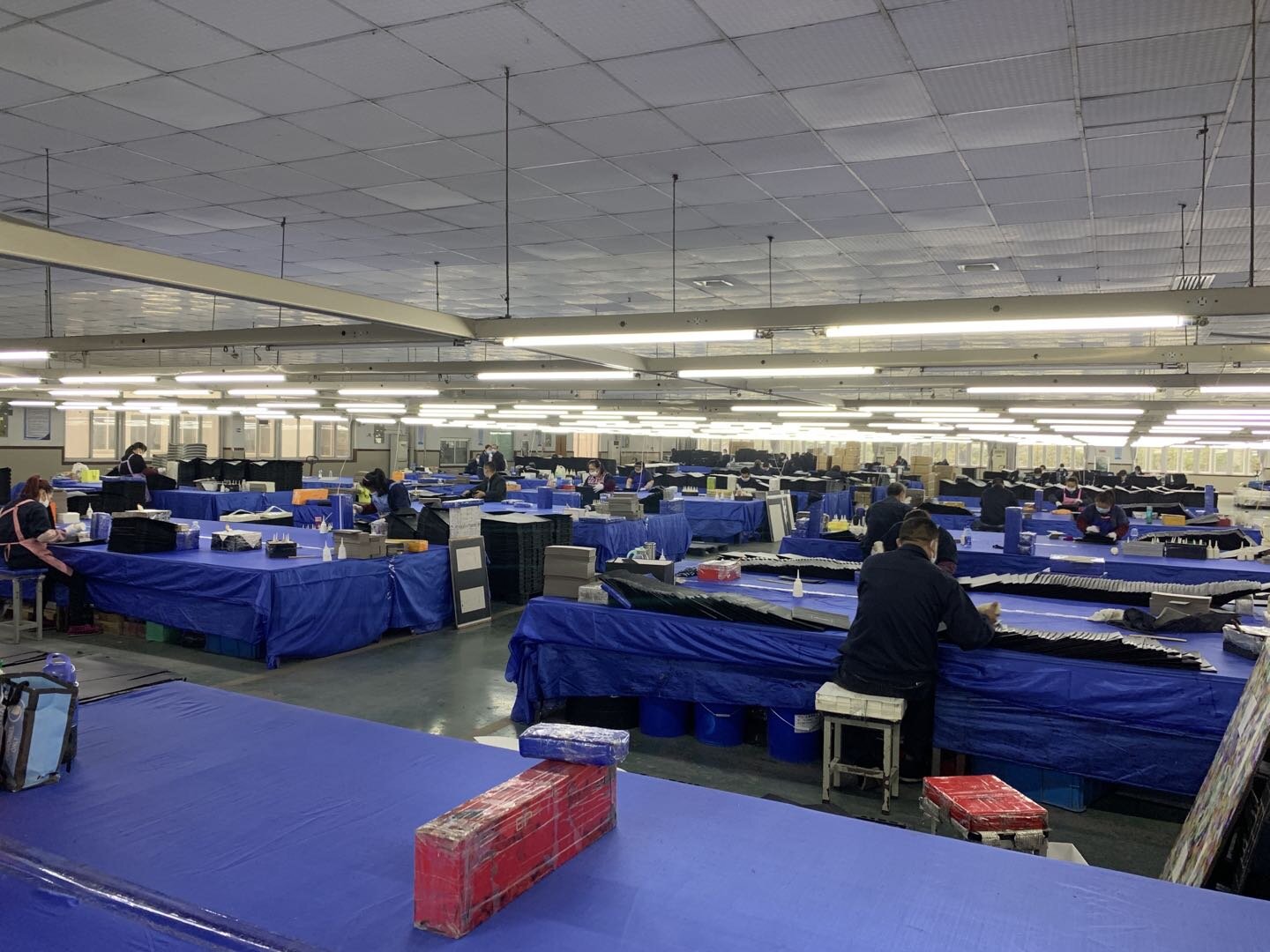 我们拥有超1万平方米厂房，300多人的手工车间专做手提袋及裱糊礼盒。只为客户提供高效的流程、更高的品质